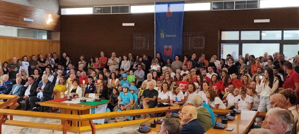 La sala consiliare gremita di sportivi durante la festa
