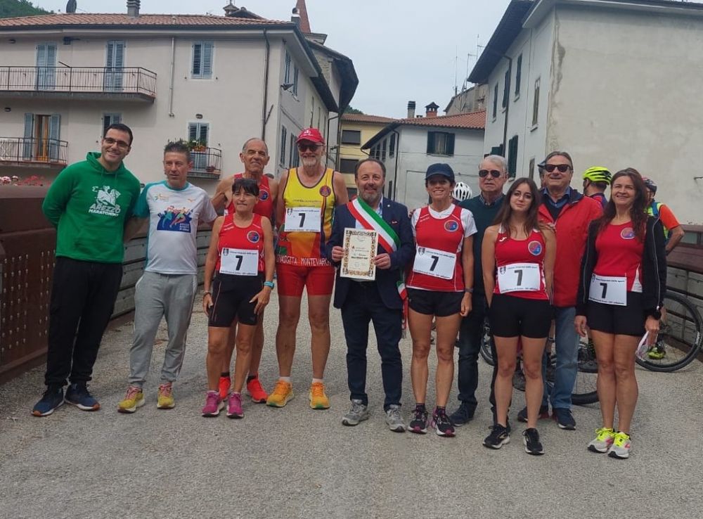 Al centro il Sindaco di Castel Focognano Lorenzo Ricci.