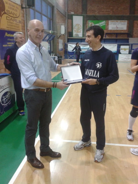 Presidente Pallavolo Arona premia allenatore squadra Monza