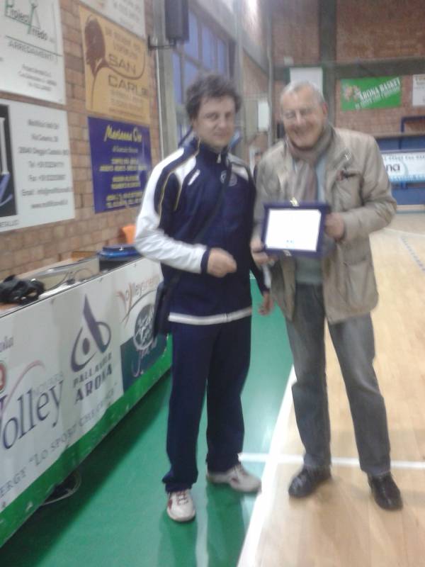 Presidente UNVS Arona premia Alessandro Sandretti per il progetto "Volley Sinergy"