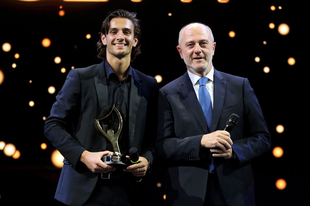 Lorenzo Musetti premiato da Angelo Binaghi, presidente della FITP (Foto Giampiero Sposito)