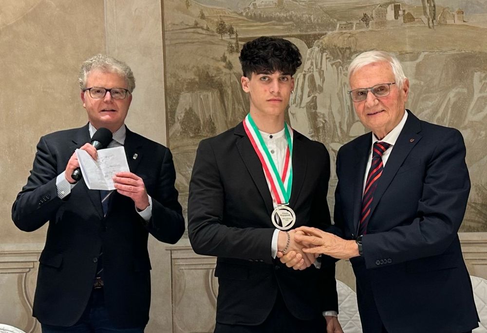 Pres. consegna medaglione dell'Atleta dell'Anno ad Alessio Magagnott
