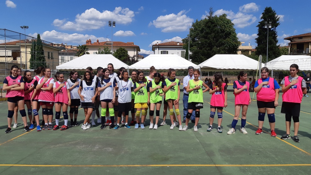 I ragazzi del Torneo di Pallavolo durante l’Inno nazionale