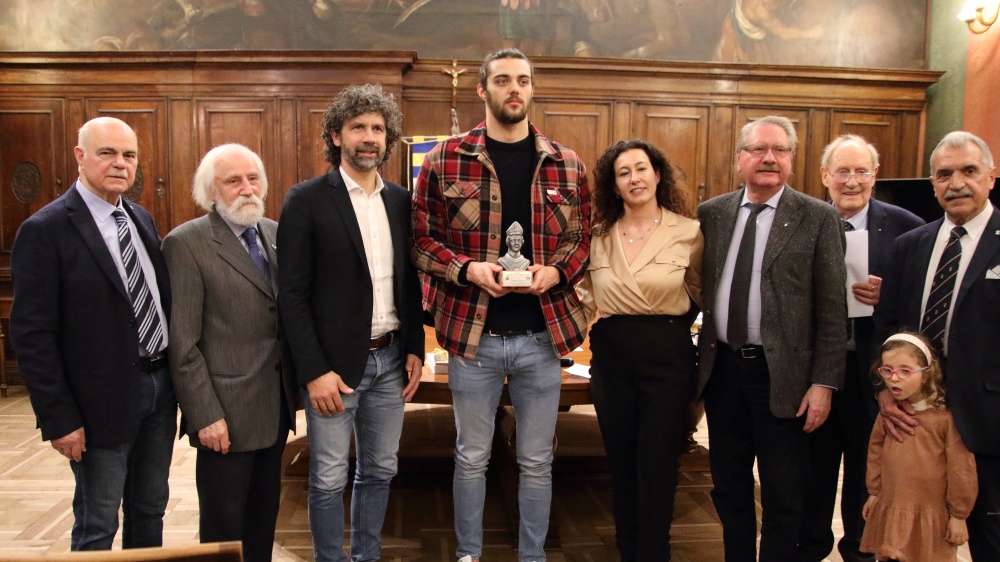 Thomas Ceccon ha tra le mani il “San Zen che ride” conferitogli dalla sezione di verona come Superatleta dell'anno. Con il vicepresidente GSVV Roberto Gerosa, il Presidente Pierluigi Tisato, il Sindaco Tommasi. Accando a Thomas Ceccon il Presidente del Panathlon Verona Alessandra Rutili, il Presidente Regionale CONI Dino Ponchio, e i conduttori serata Walter Fabbri e Claudio Toninel.