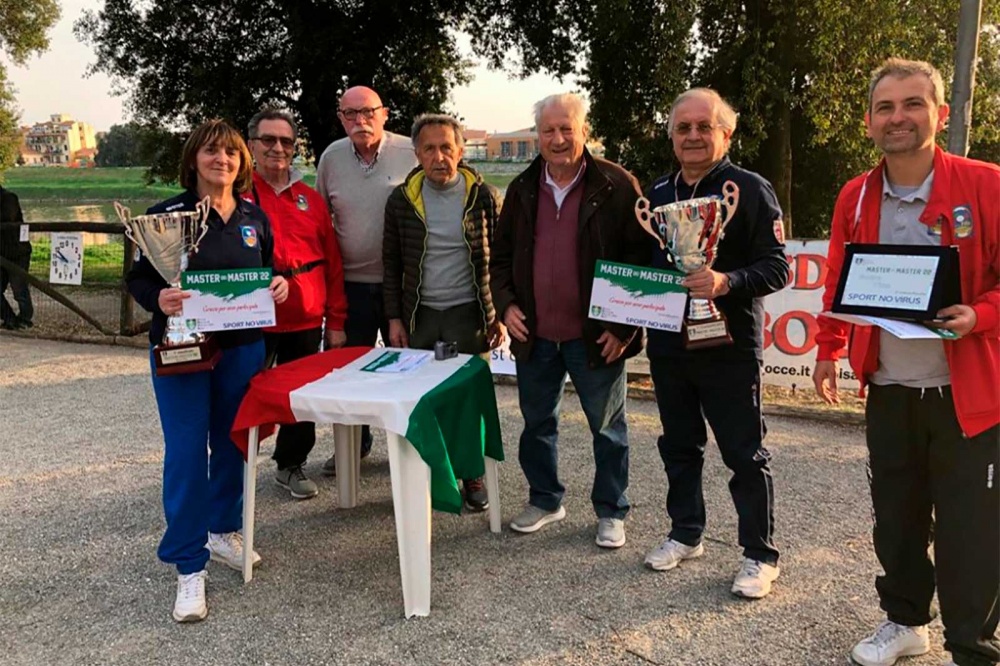 Una foto di gruppo con le coppie vincitrici