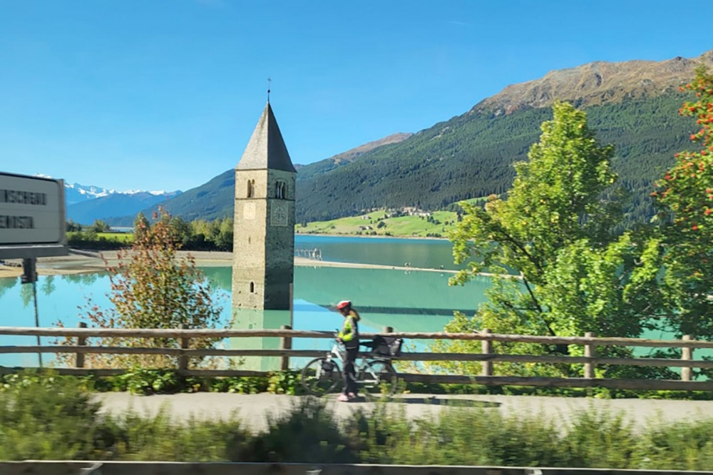 Il campanile di Curon Venosta che spunta dal lago di Resia