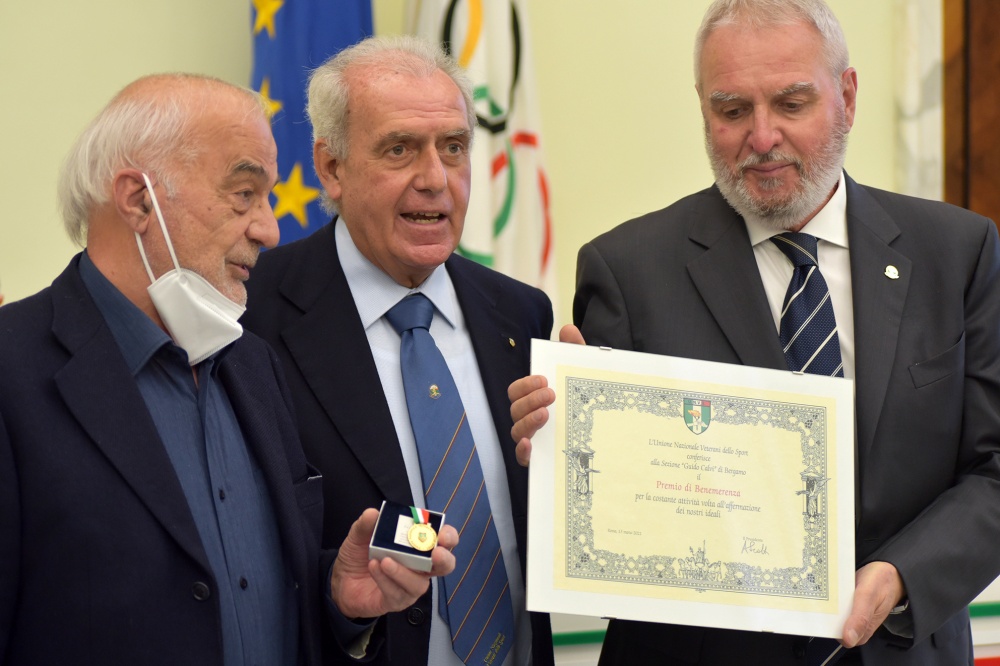 Il premio di Benemerenza alla Sezione Calvi di Bergamo