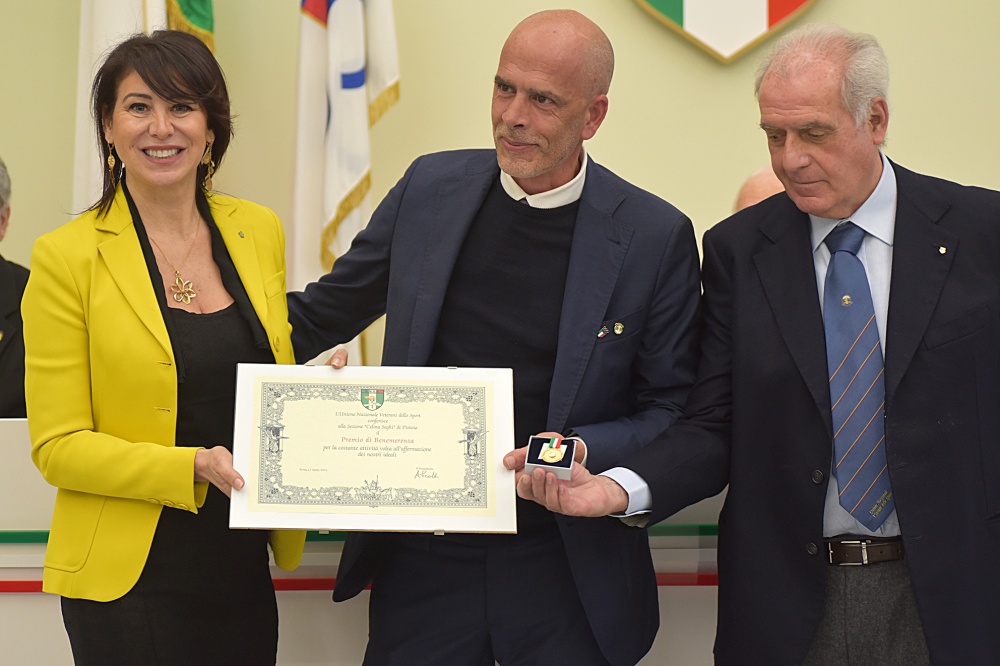 Il premio di benemerenza alla Sezione Pistoia