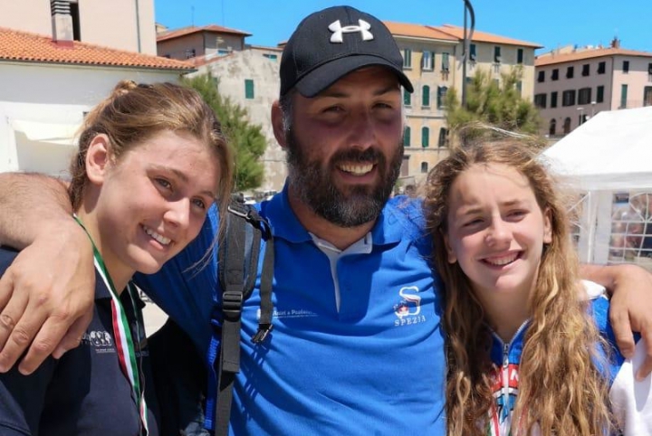 A sinistra Sofie Callo, l'allenatore Simone Menoni, Iris Menchini