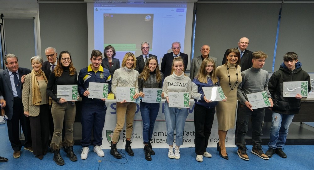 Il gruppo dei vincitori premiati a Milano con la dirigenza UNVS