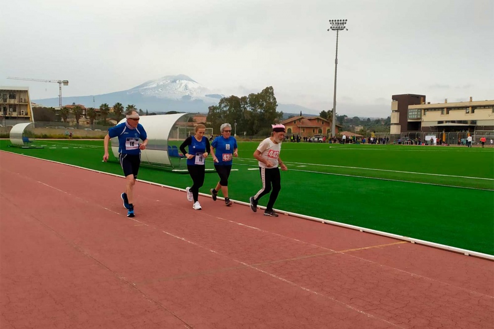 I veterani impegnati nelle gare. Sullo sfondo l'etna innevato.