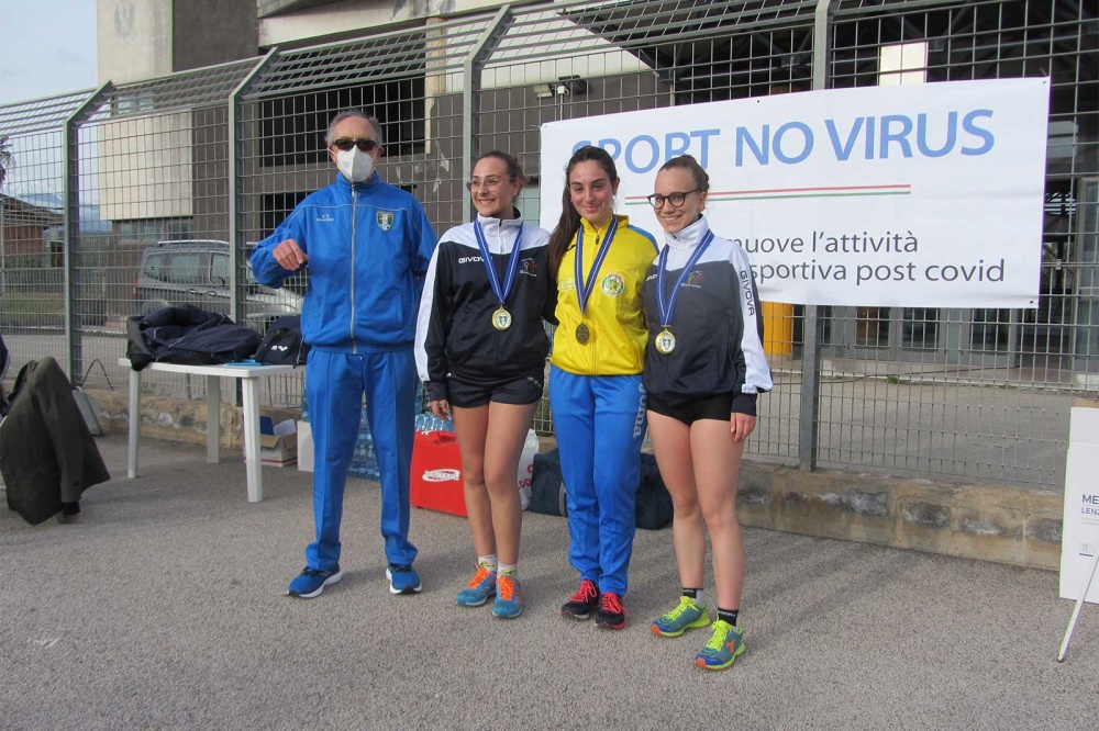 Il presidente Arena premia tre giovani marciatrici. Al centro Alice Leonardi, atleta dell'Anno Unvs 2014.