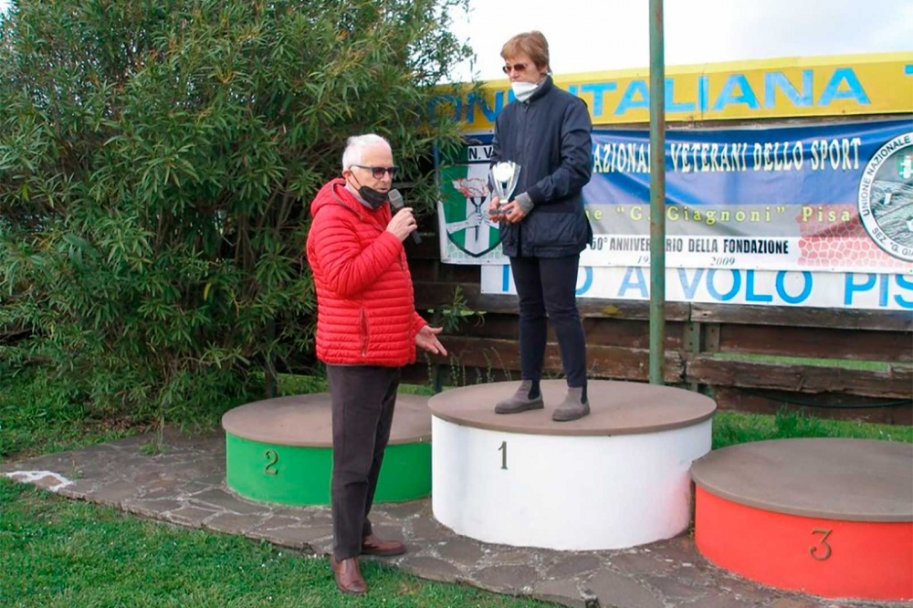 Il Presidente della sezione di Cecina Mauro Guglielmi consegna il premio Ghilli (assegnato a Sofia Ferrari, assente alla premiazione per motivi di lavoro) a Gabriella Cavallini Delegata Provinciale FITAV.