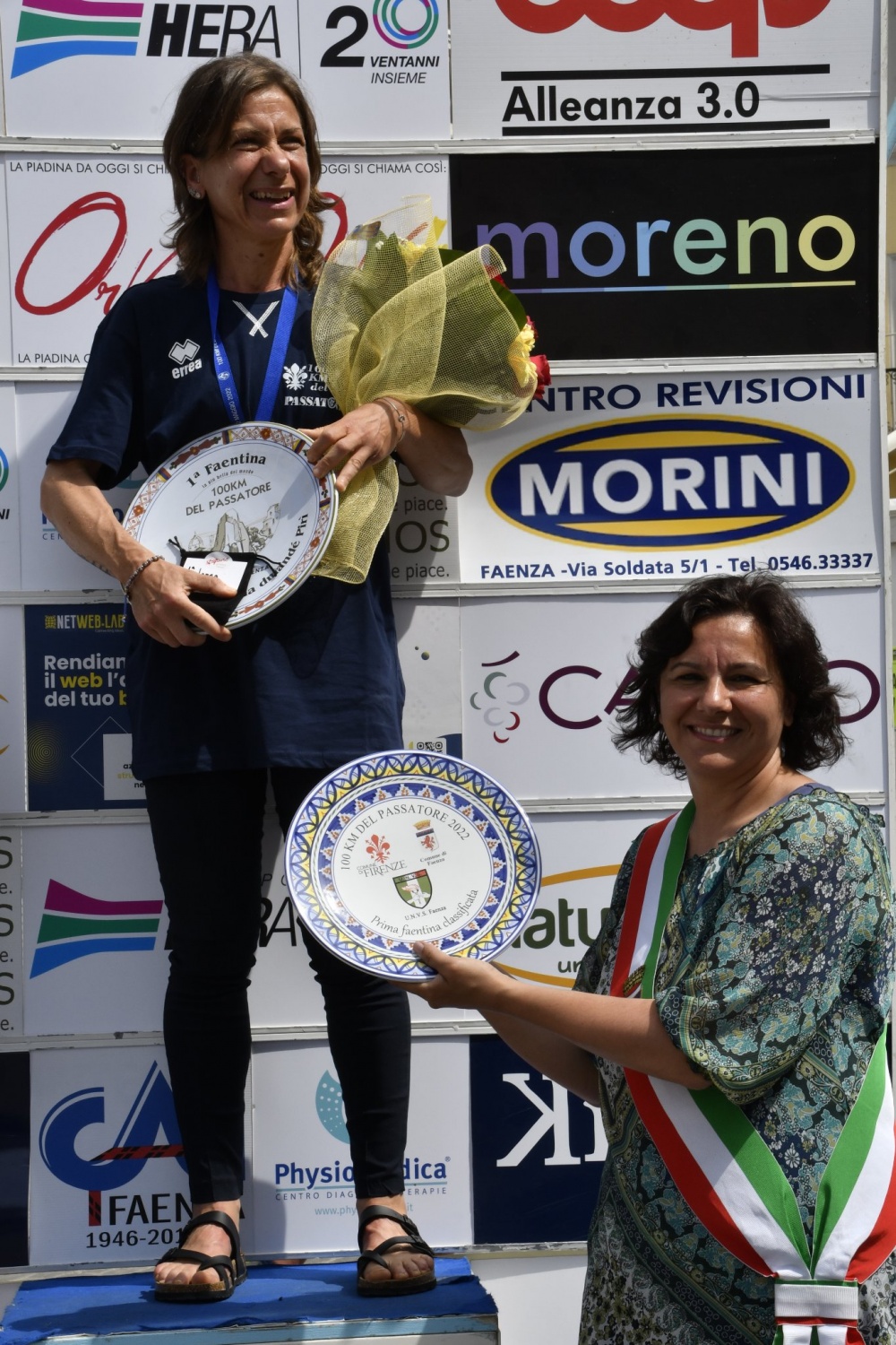 l’Assessore allo sport del Comune di Faenza, Martina Laghi, premia la prima faentina classificata