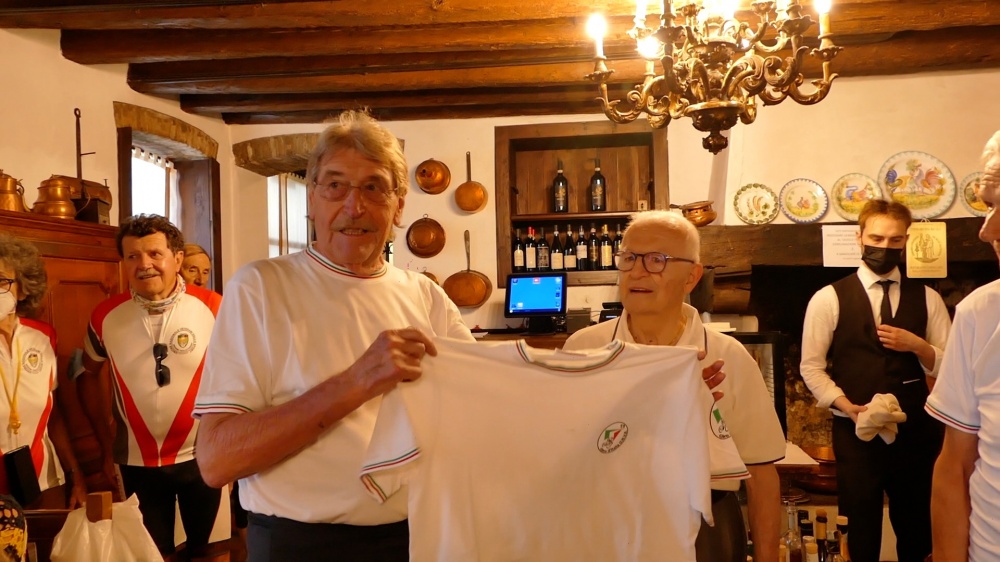 Il delegato regionale Vanz consegna la maglietta del Giro al presidente Piccoli