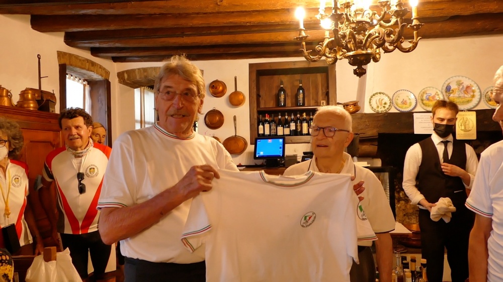 Il delegato regionale Vanz consegna la maglietta del Giro al presidente Piccoli