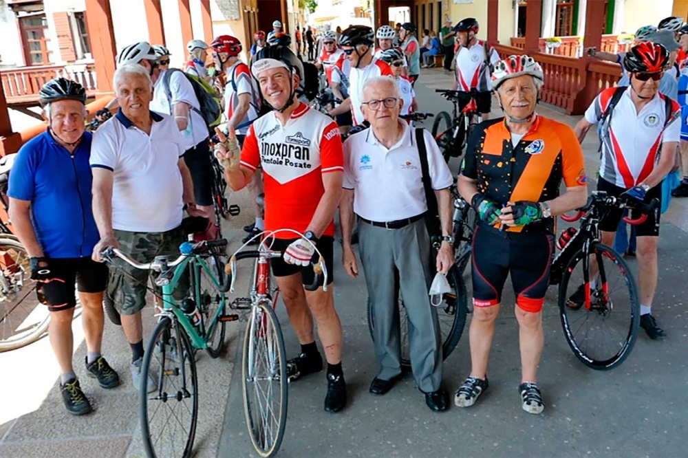 Il gruppo sul ponte di Bassano preceduto dal presidente Piccoli e dai suoi veterani