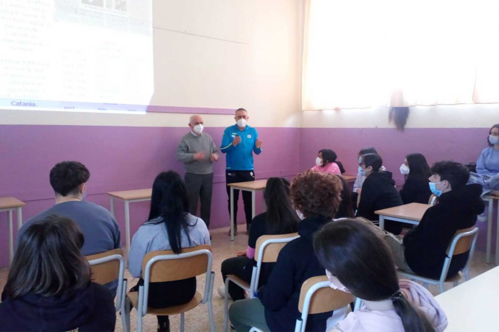 Daniele Tacchini con Giancarlo Buscaglia parlano alla classe