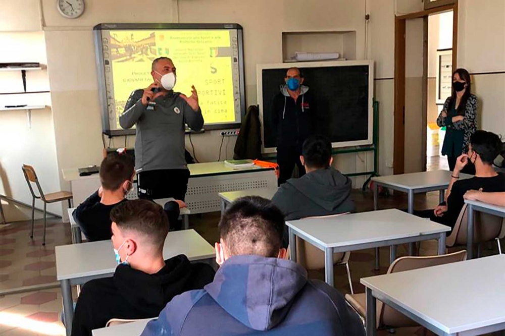 Daniele Tacchini con alle spalle Michele Scutaro durante un incontro nelle scuole