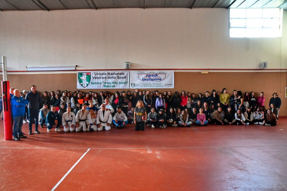 Foto di gruppo nella palestra dell'Istituto Superiore G. Minutoli