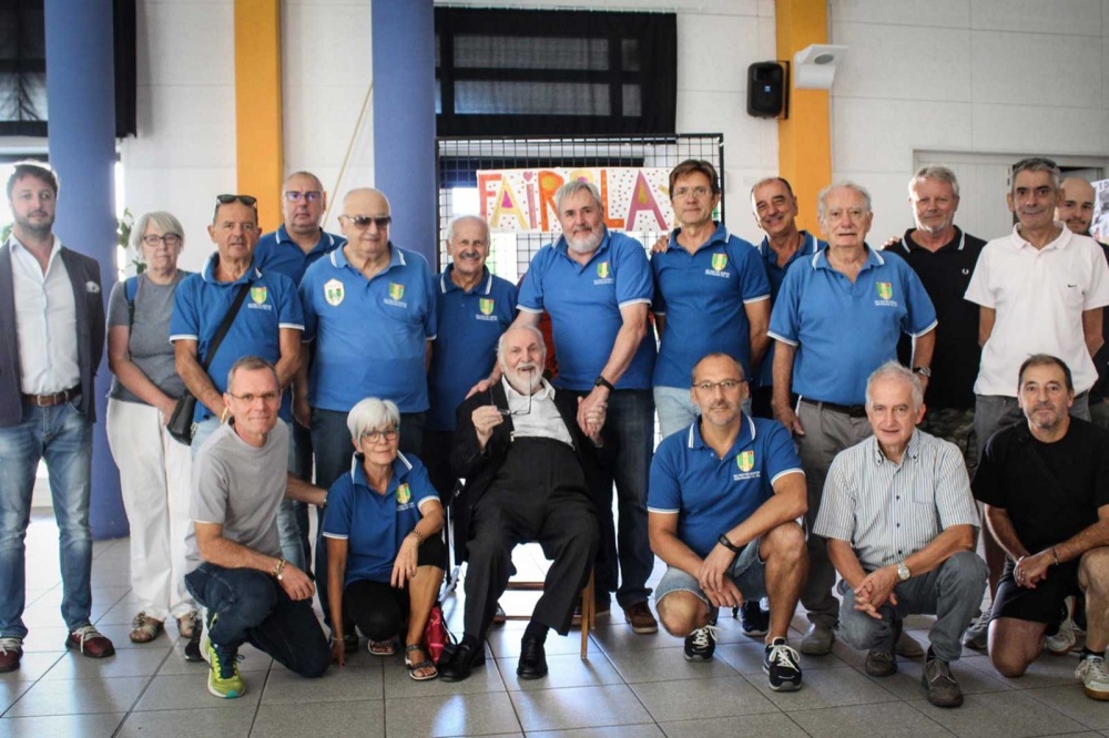 Il gruppo dei veterani sportivi intorno al maestro Giorgio Celiberti