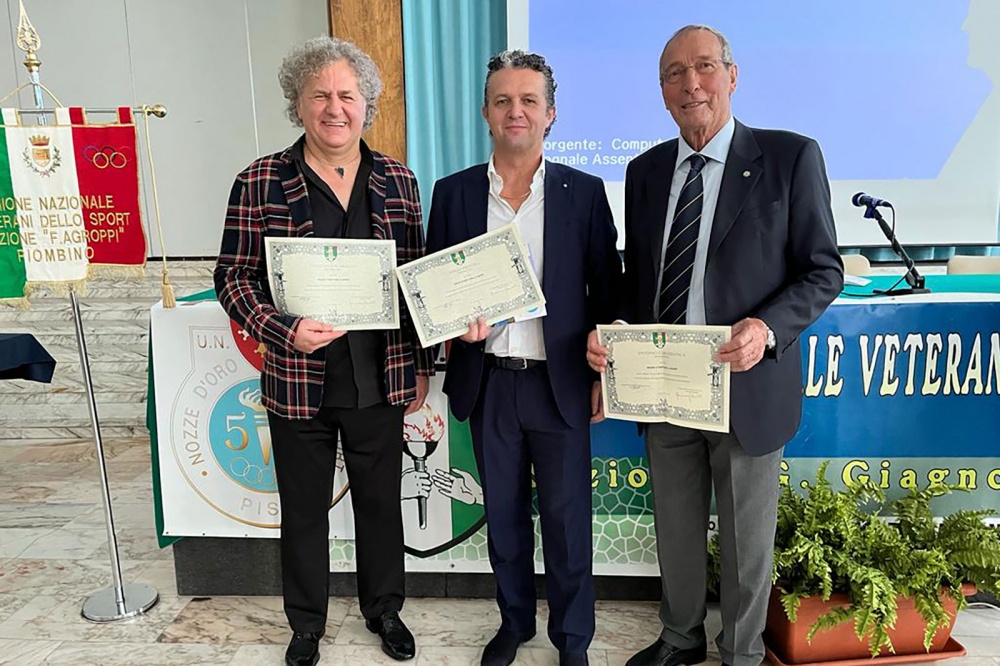 Il momento della premiazione. Al centro il Presidente della Sezione di Bra Giuseppe Gandino