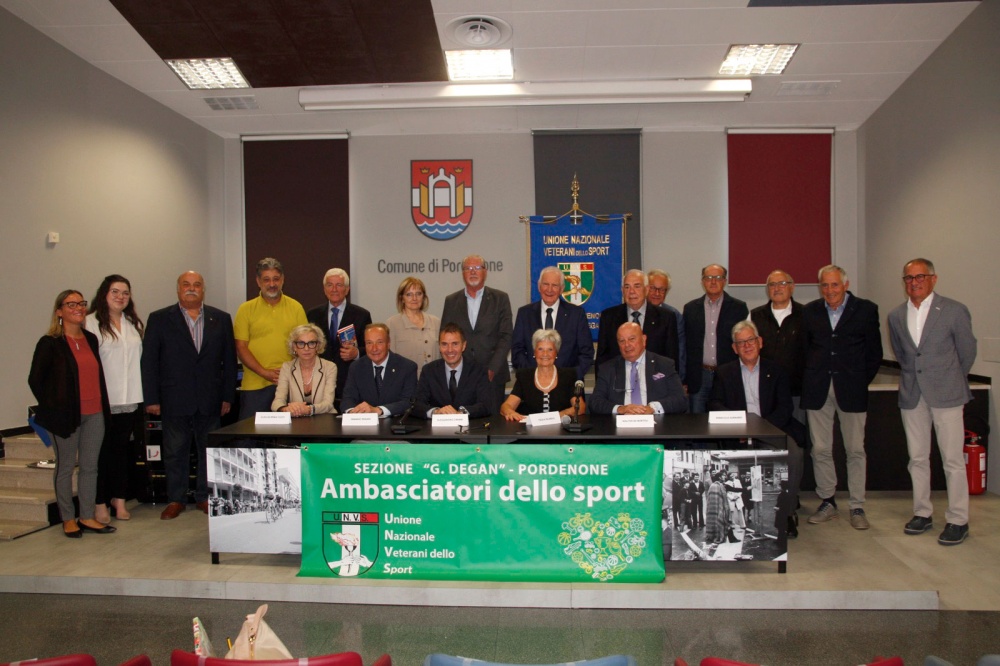 Con la consegna degli atti del Convegno al Sindaco di Pordenone Alessandro Ciriani