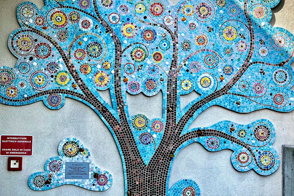 Il mosaico intitolato “L’albero della vita”